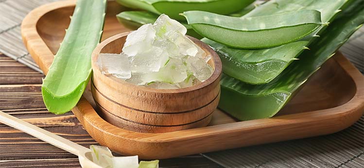 bowl-aloe-vera-on-wooden